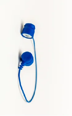 A blue magnetic snap-connect wire
