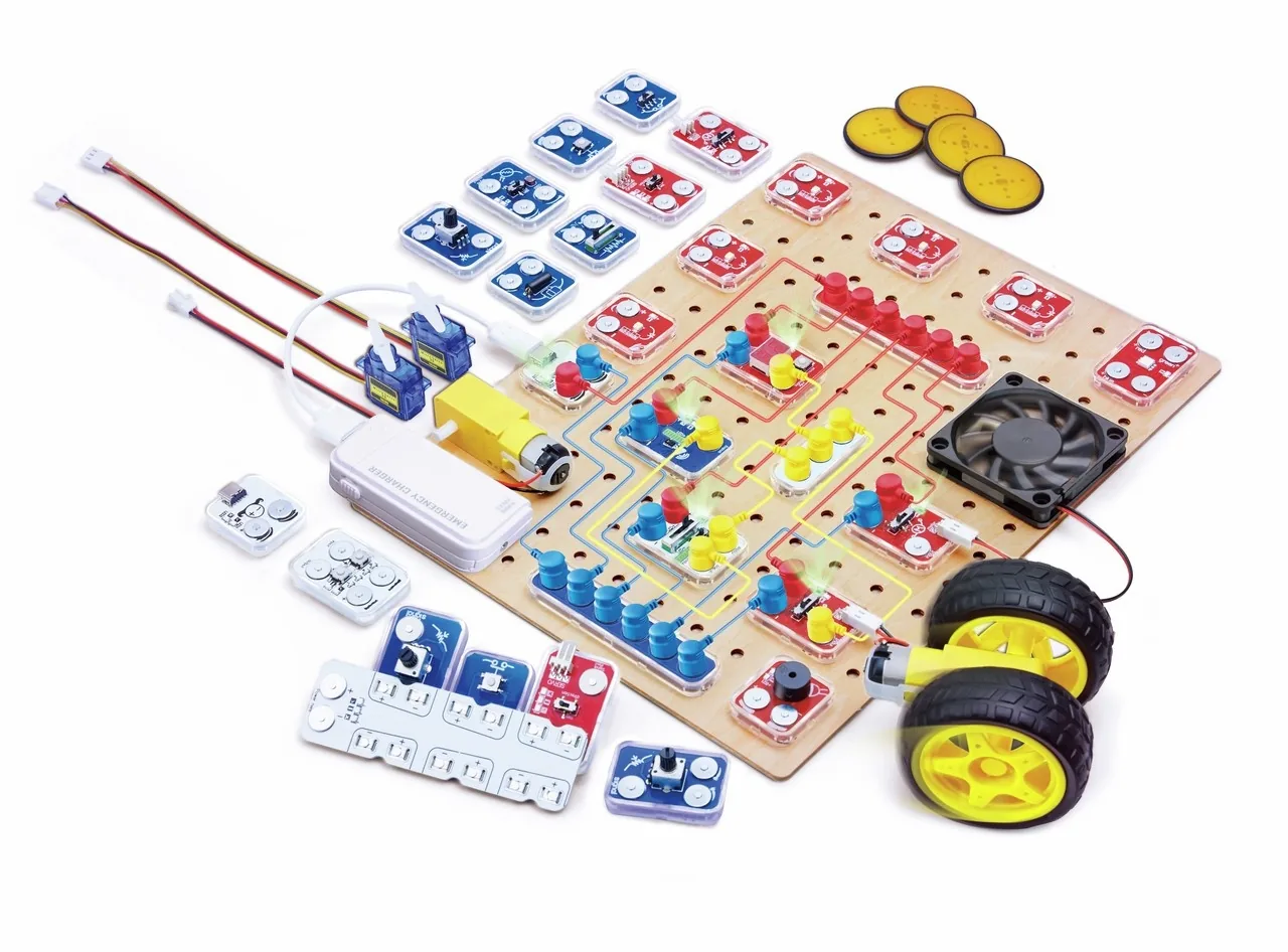 Labbox blocks and wires laid out on the wooden board